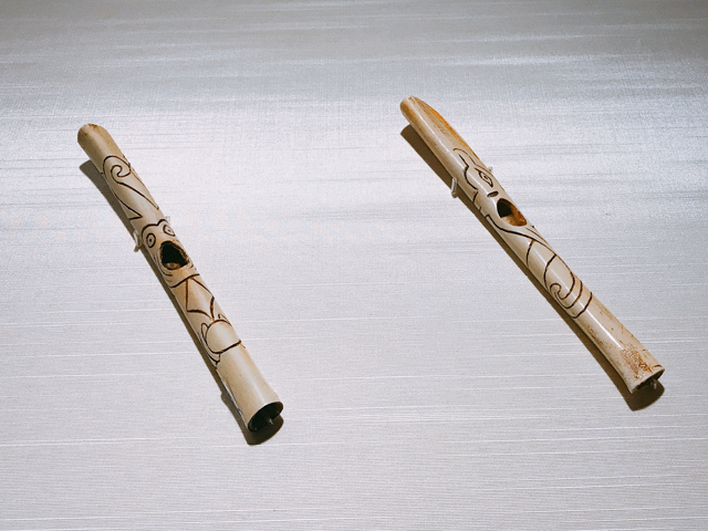 線刻装飾のある骨製の笛（2本）