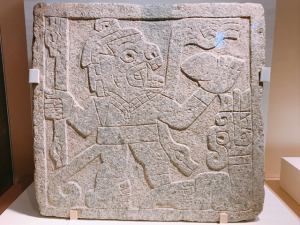 サル人間の図像が彫られた石板