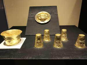 鉢形の金の器（左）