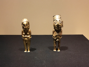 金合金製の小型人物像（男性と女性）