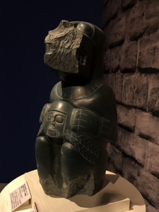 黒色玄武岩製のチャチャプマ（神話的な人間型ネコ科動物）彫像（レプリカ）